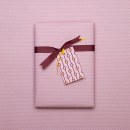 Rotes Geschenkpapier Dreiecke - grafisches Geschenkpapier rosa rot, perfekt für Geschenke zum Muttertag, als Verpackung für Valentinstags Geschenke oder neutrales Geschenkpapier für Frauen.