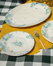 Servire i fiori vintage del piatto verde