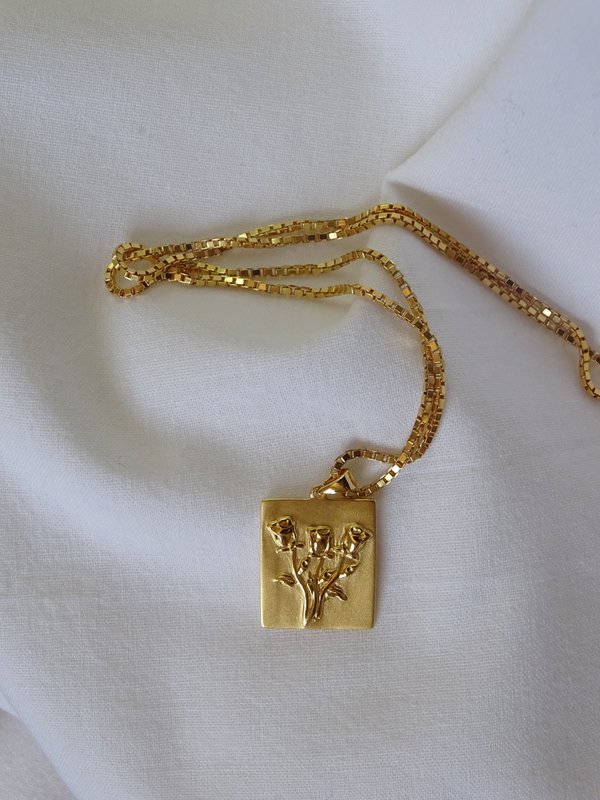 Rose Desire Pendant Necklace - Gold