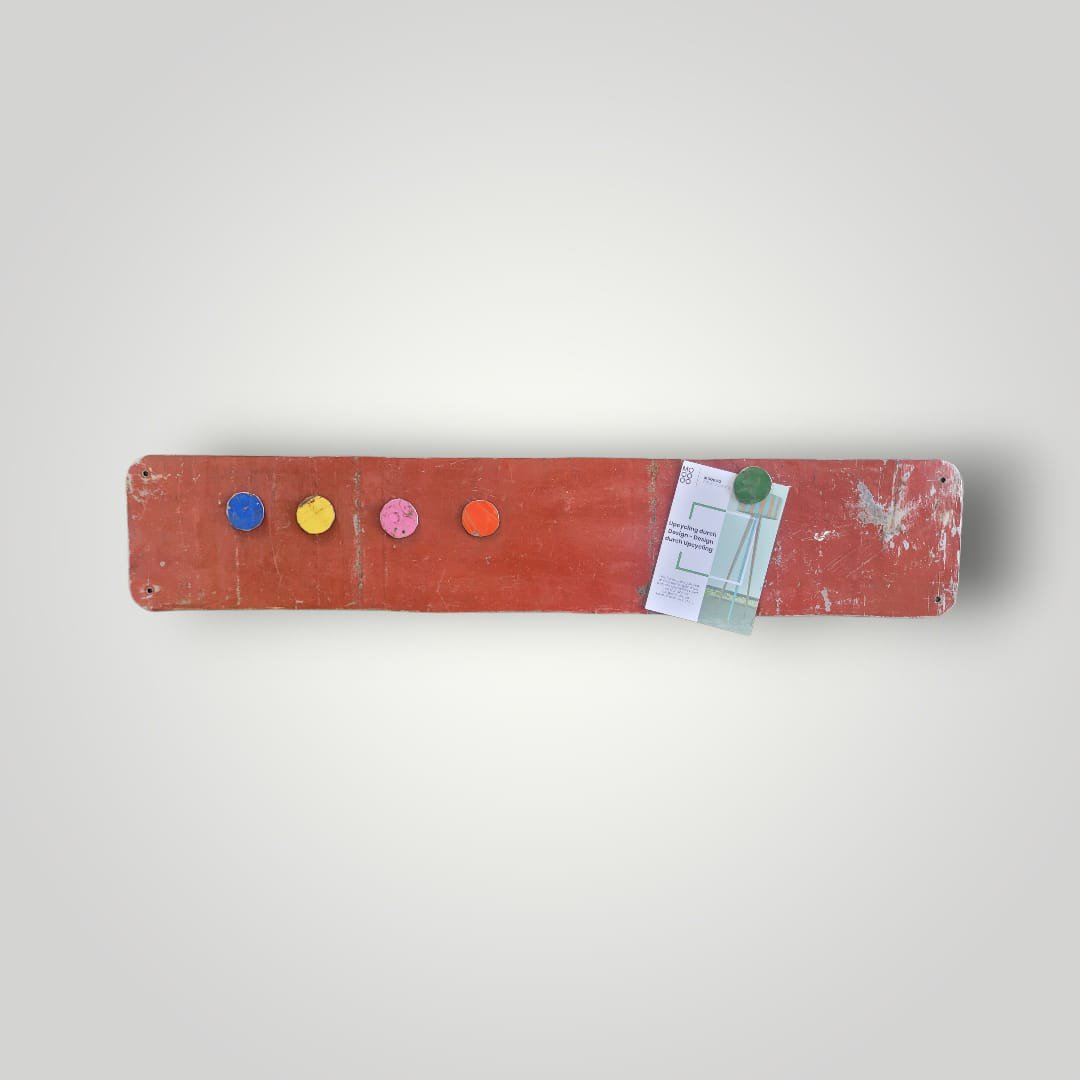 Magnette bord gemaakt van gerecyclede olievaten met 5 kleurrijke magneten 80 cm * 15 cm