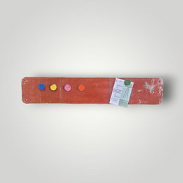 Magnette bord gemaakt van gerecyclede olievaten met 5 kleurrijke magneten 80 cm * 15 cm