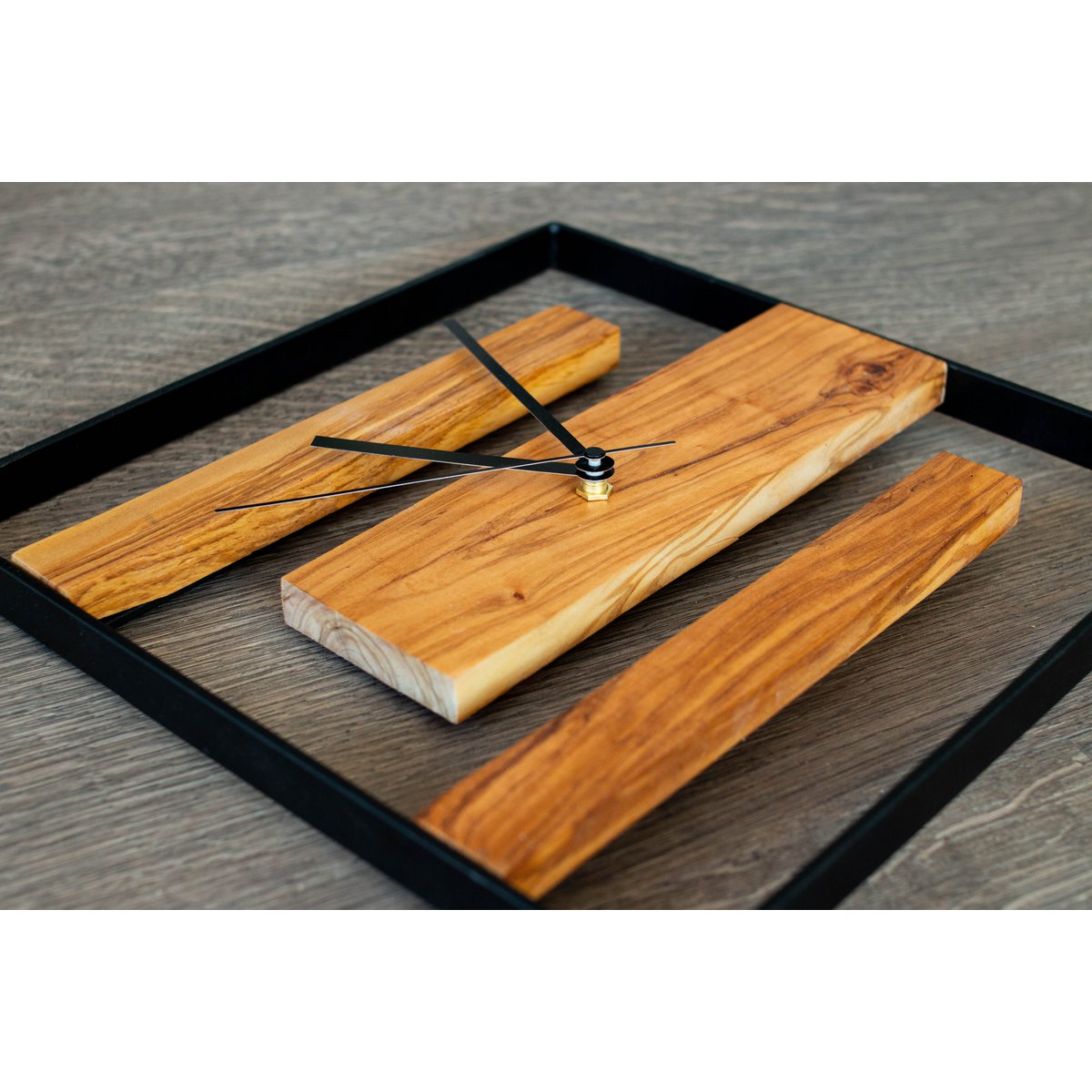 Reloj de pared moderno de madera de olivo