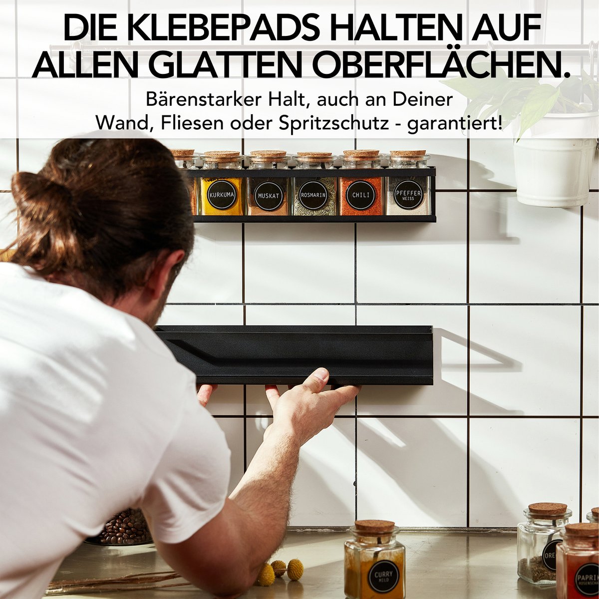 Spice Shelf (2 sæt) lavet af sort metal med 3M ™ klæbende puder