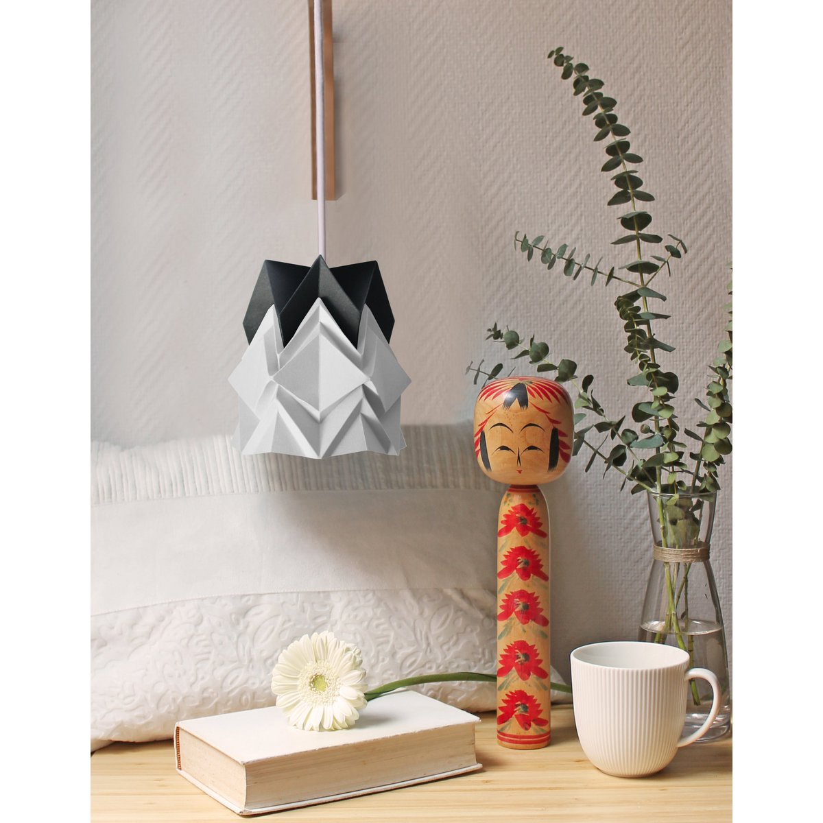 Holzwandleuchte und kleine zweifarbige Origami-Papierpendelleuchte