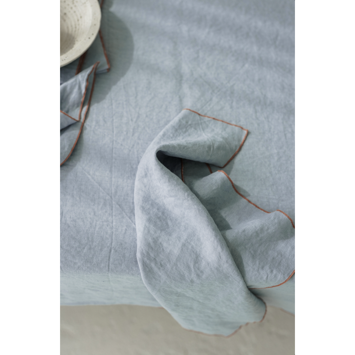 Linnen tafelkleed met contrastdetail Lake Tonic Blue -250x145cm