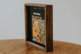 Frame di quercia artigianale per display di album in vinile, arredamento musicale elegante e regalo ideale per gli appassionati