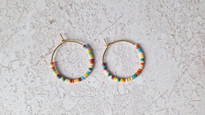Bunte Boho-Kreolen mit Perlen