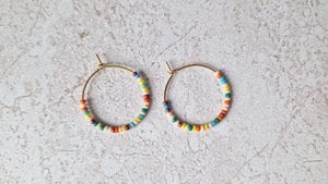 Bunte Boho-Kreolen mit Perlen