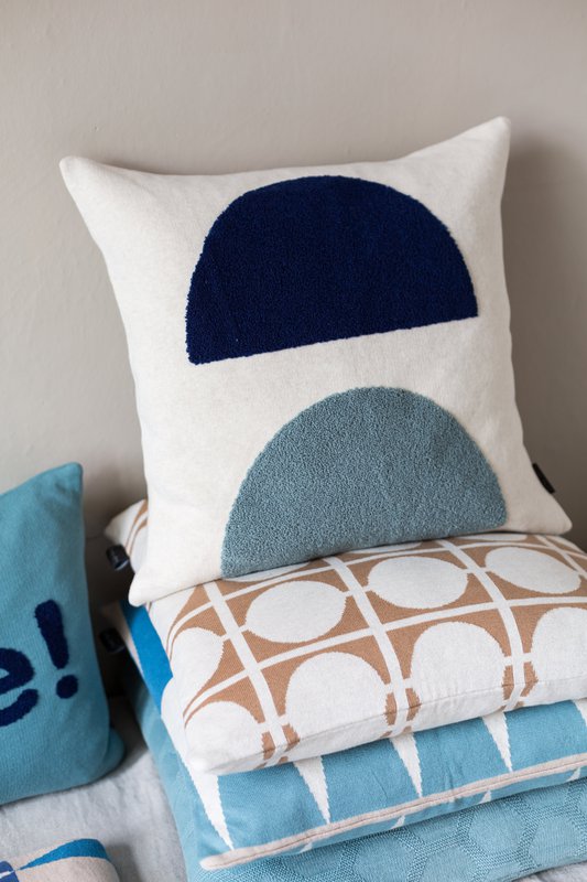 Mona Pillow Blue, haft igły z uderzeniem