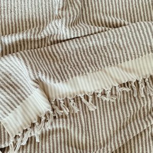 PomPom Handdoek Stripe Taupe