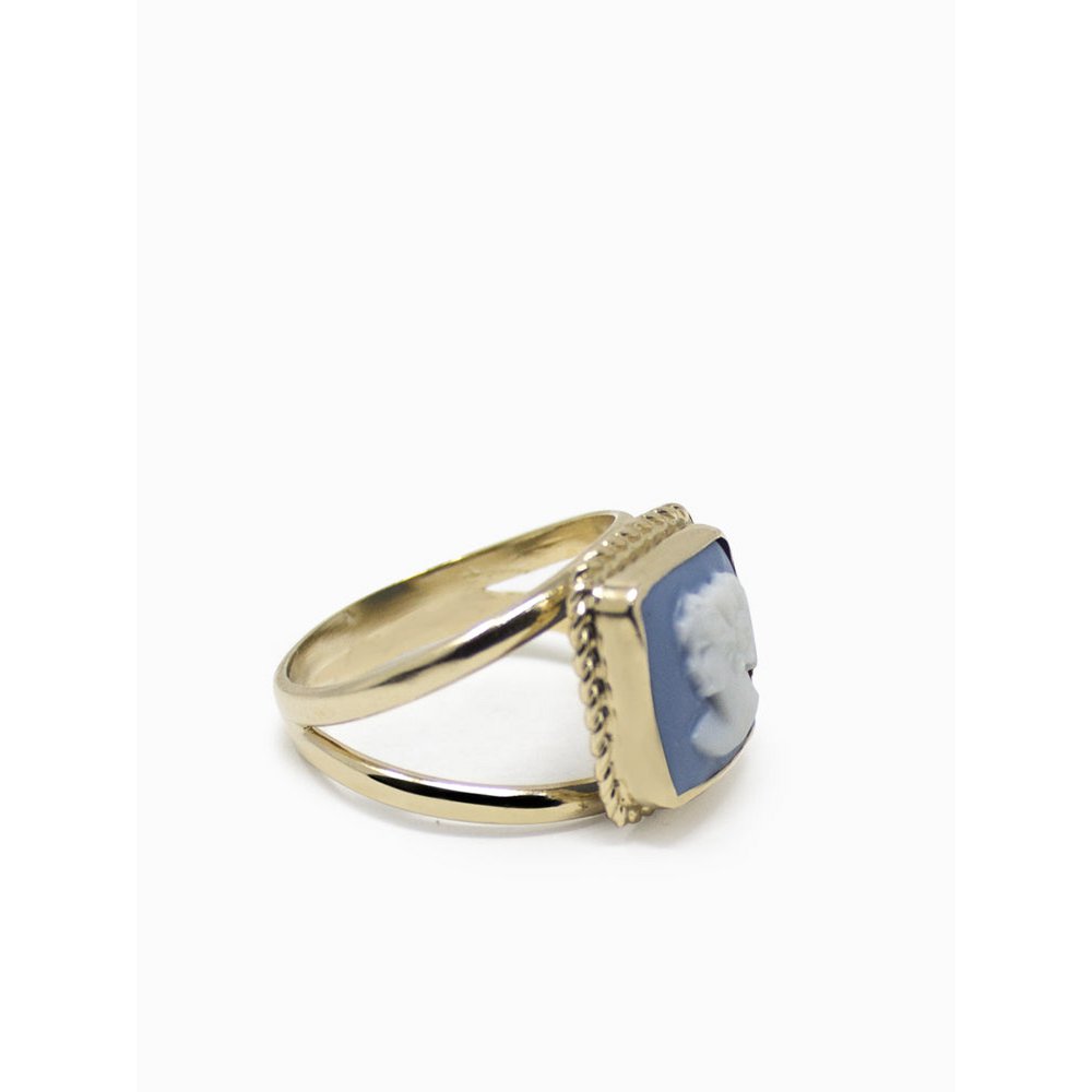 De geliefde hemelblauwe cameo -ring