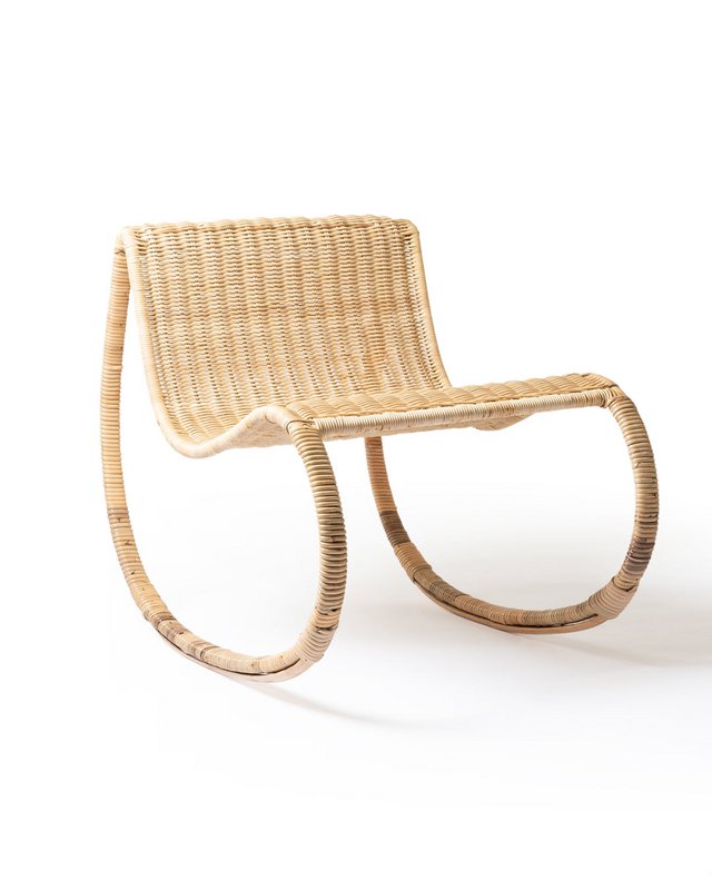 Sedia a dondolo Kukup in rattan naturale, realizzata a mano con finitura naturale, altezza 80 cm lunghezza 66 cm profondità 102 cm, provenienza Indonesia