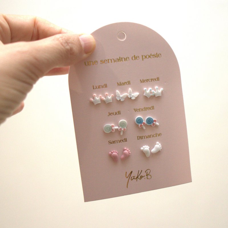 Doos met 7 oorbellen — Babyshower van de Poëzieweek