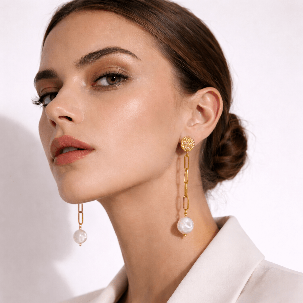 Isabel Pearl – Lange goldene Keshi-Perlenohrringe