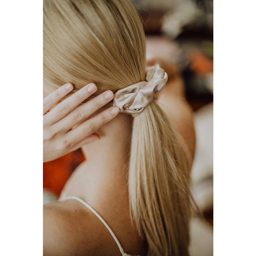Jedwabna Scrunchie w rozmiarze L, beżowa
