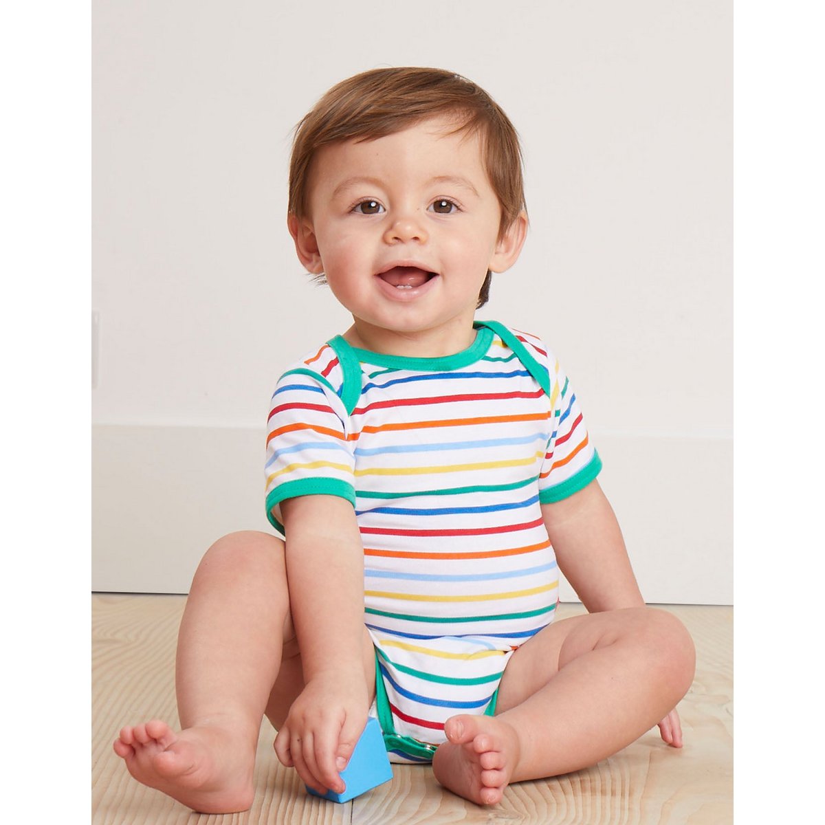 Organic cotton baby gift set with romper, hat and body with rainbow print