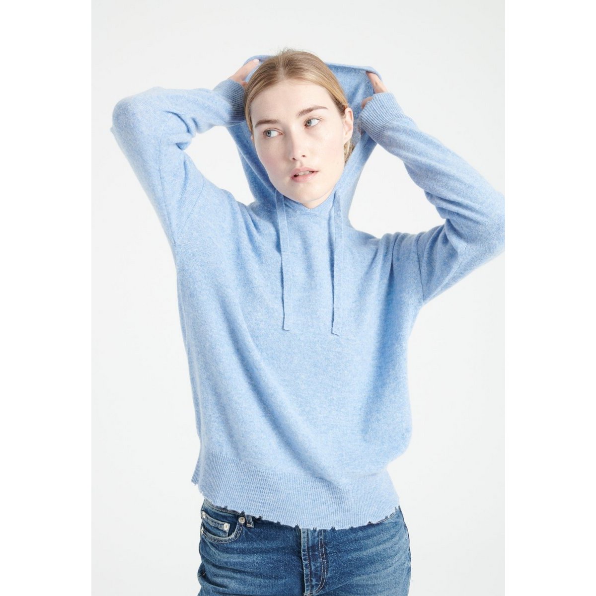 MIA 16 Sudadera con capucha de cachemir con acabados cincelados azul cielo