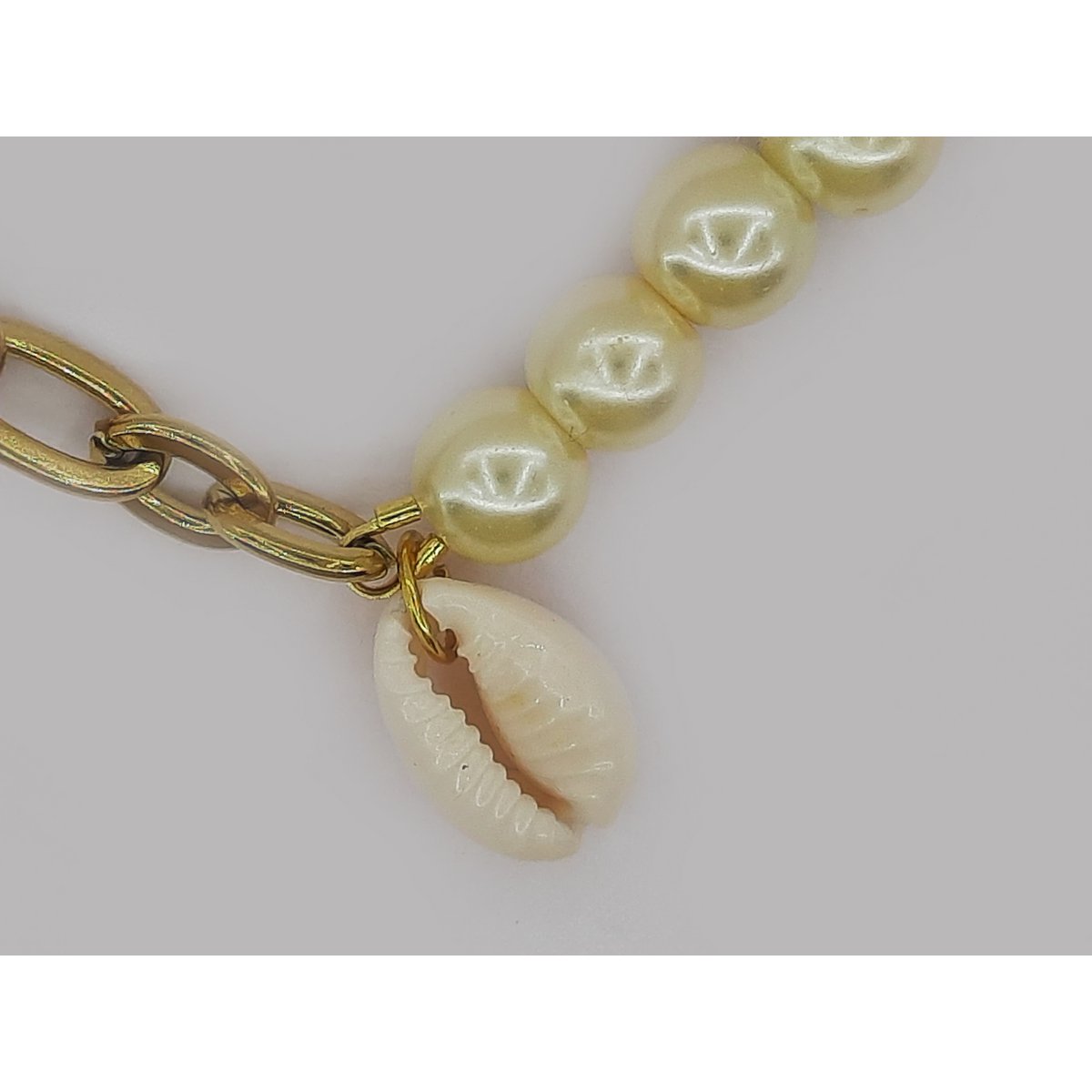 %2376 Cowrie shell pearl bracelet