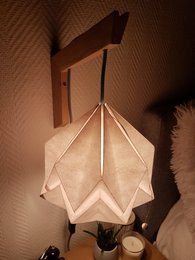 Drewniana lampa ścienna i zawieszenie Origami Design z papieru