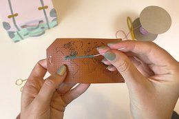 Zawieszka do bagażu Stitch Map — brązowa