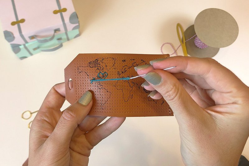 Stitch Map Bagagemærke - Brun