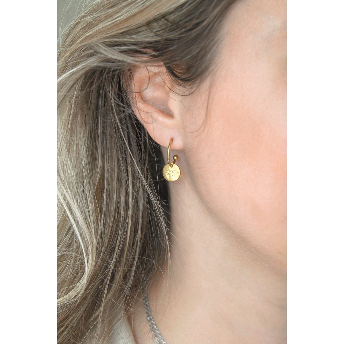 Ohrringe mit Halbmond-Gravur – Gold