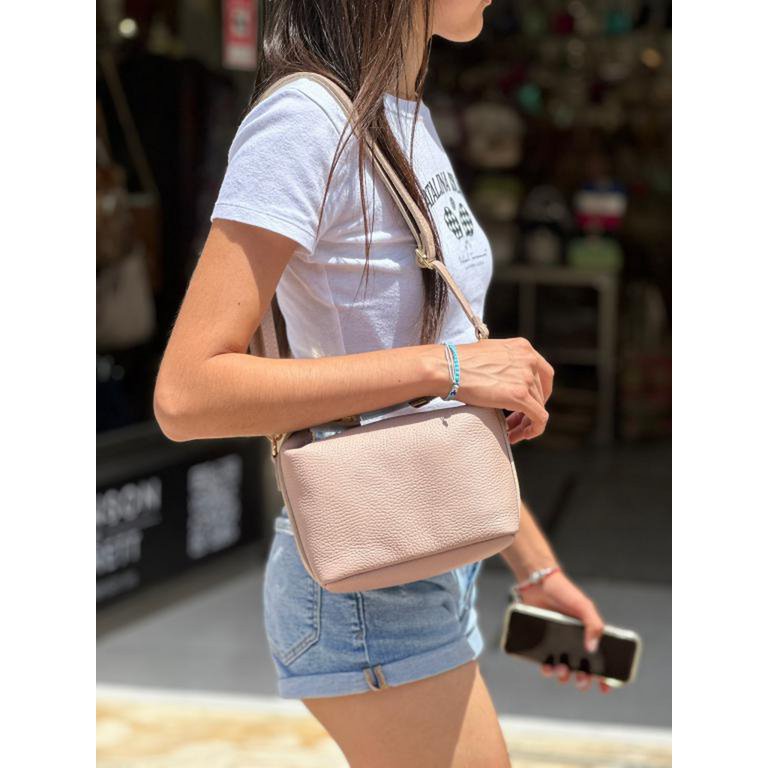 Tas van graanleer voor dames met origineel kort hengsel. Aanbieding 57800