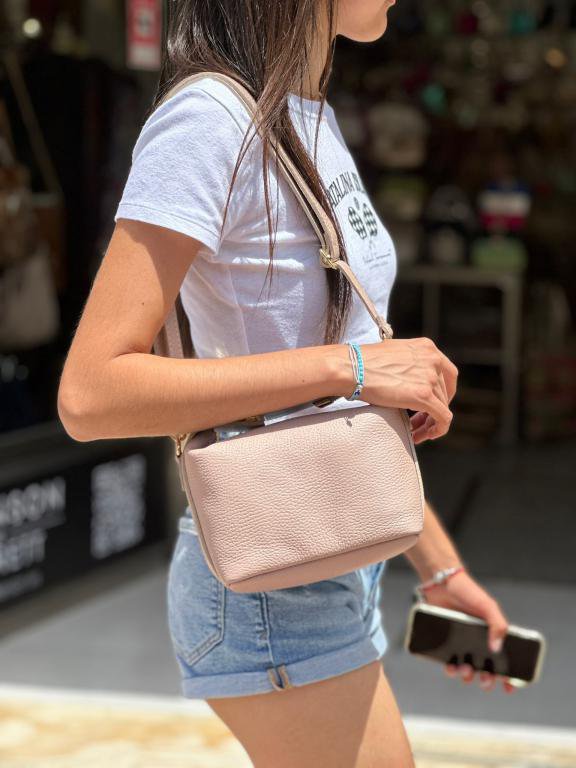 Tas van graanleer voor dames met origineel kort hengsel. Aanbieding 57800