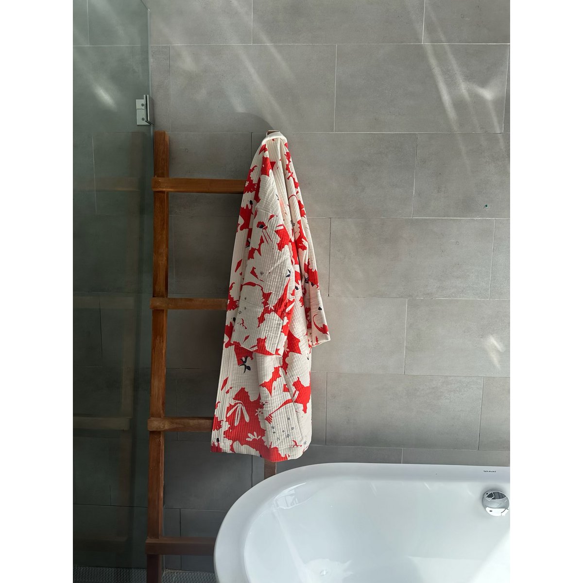 Sakura Kimono - 100% katoen met eigentijds patroon in sakura rood en gebroken wit, te gebruiken als bad- of huisjas maar ook als jasje