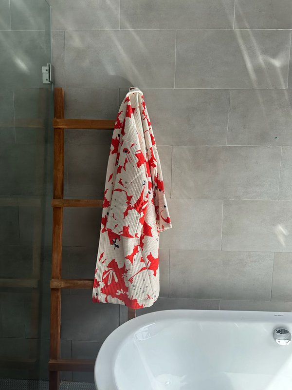 Kimono Sakura - 100% cotone con motivo contemporaneo in rosso sakura e bianco sporco, può essere utilizzato come accappatoio o per la casa ma anche come giacca