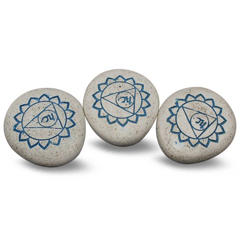 Pebble - Gravierter Flussstein 5. Chakra hellblau