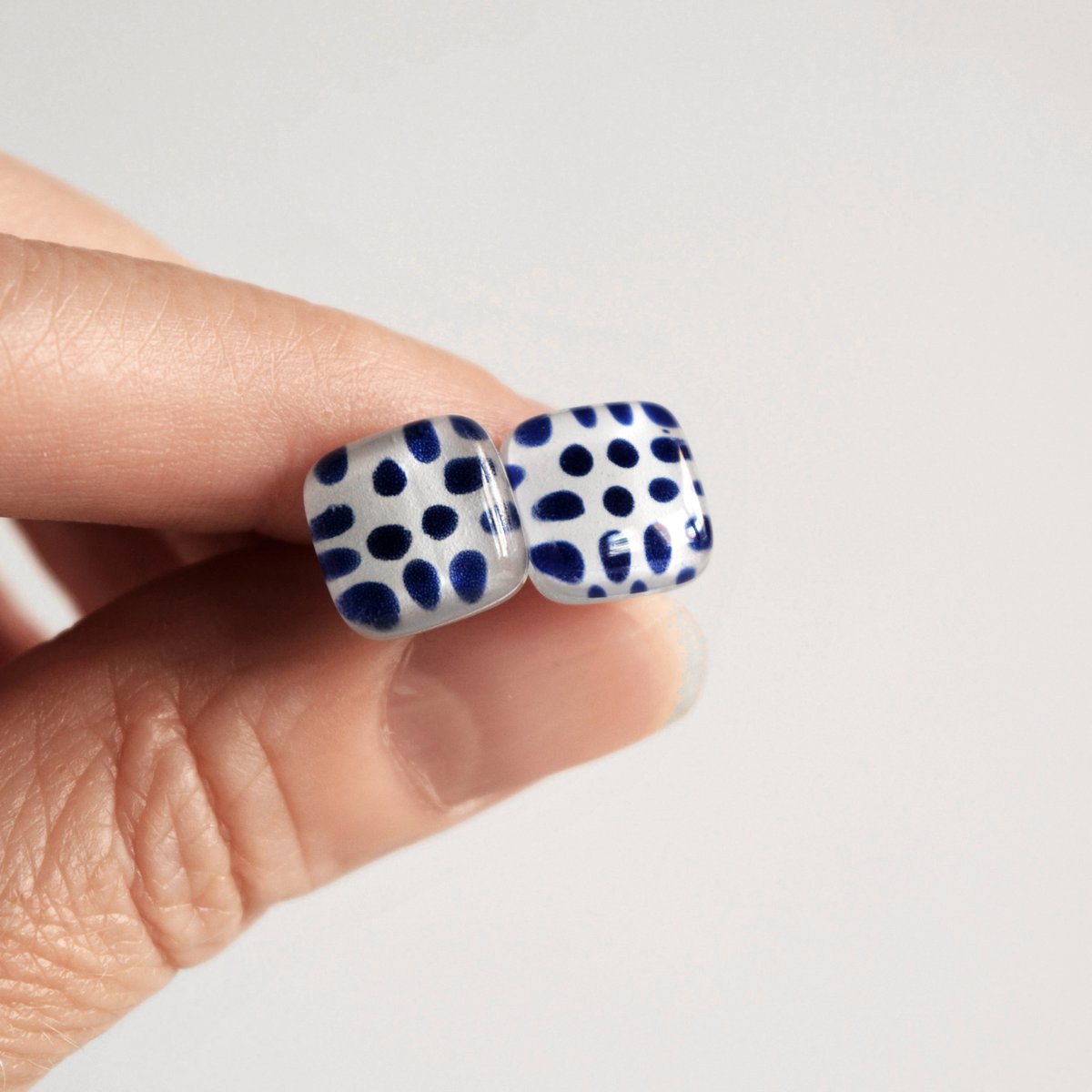 Kleine kobaltblauwe Polka Dot-oorbellen met sterlingzilveren paaltjes