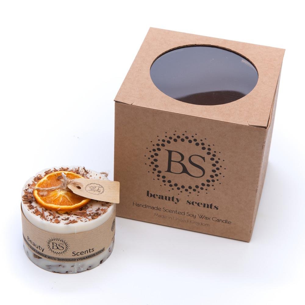 Petite bougie de cire de soja parfumée avec de la cannelle râpée