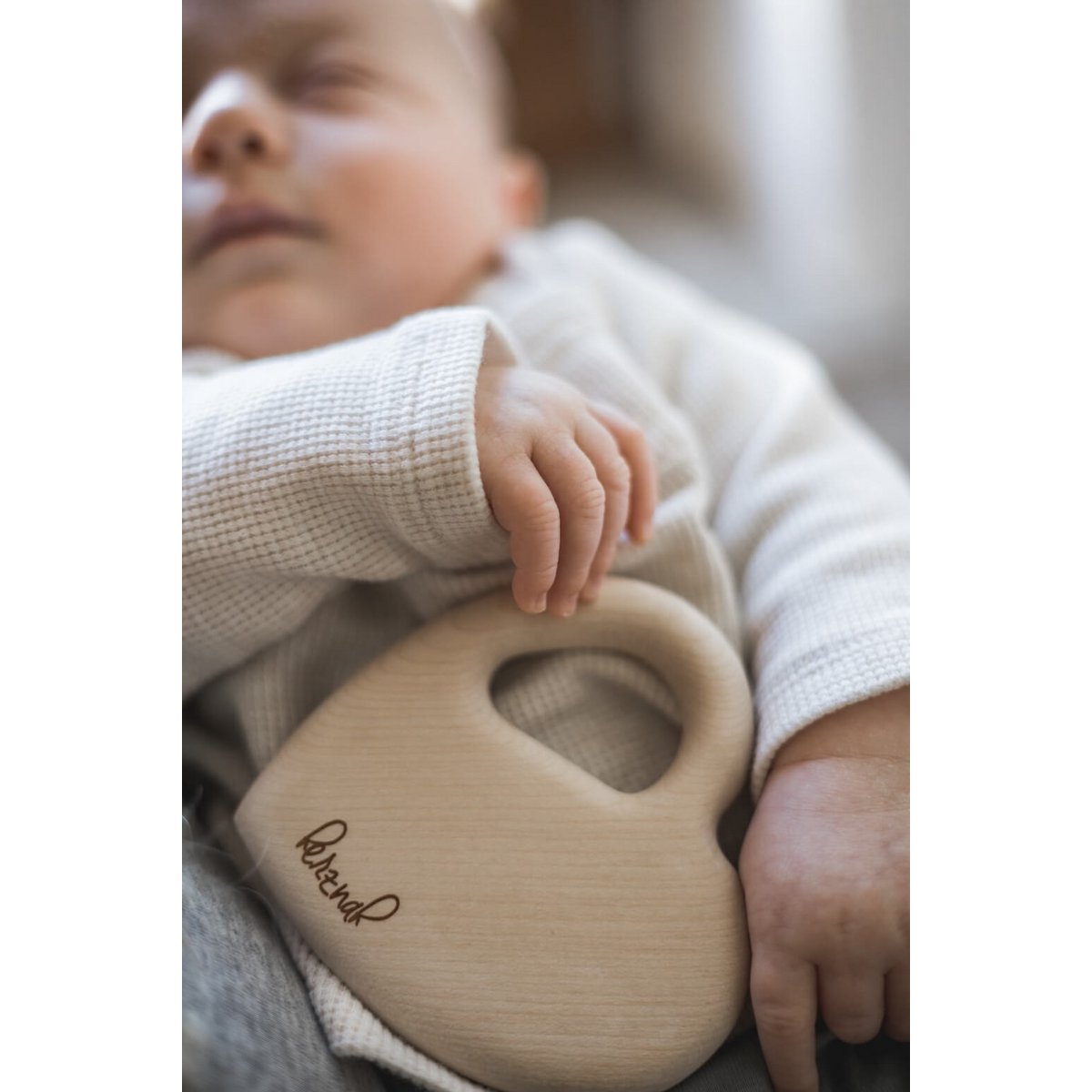 Juguete de agarre con sonajero para bebés “cerca del corazón” | sonajero de madera | Juguetes para bebés hechos con madera regional | sonajero bebe | Juguete sonoro a partir de 1 año | 100% Hecho en Alemania