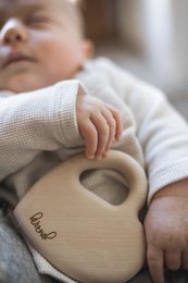 Juguete de agarre con sonajero para bebés “cerca del corazón” | sonajero de madera | Juguetes para bebés hechos con madera regional | sonajero bebe | Juguete sonoro a partir de 1 año | 100% Hecho en Alemania