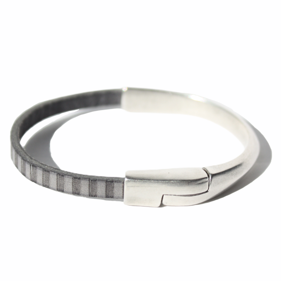 AMACAYACÚ (bedrukte) lederen armband met magnetische sluiting