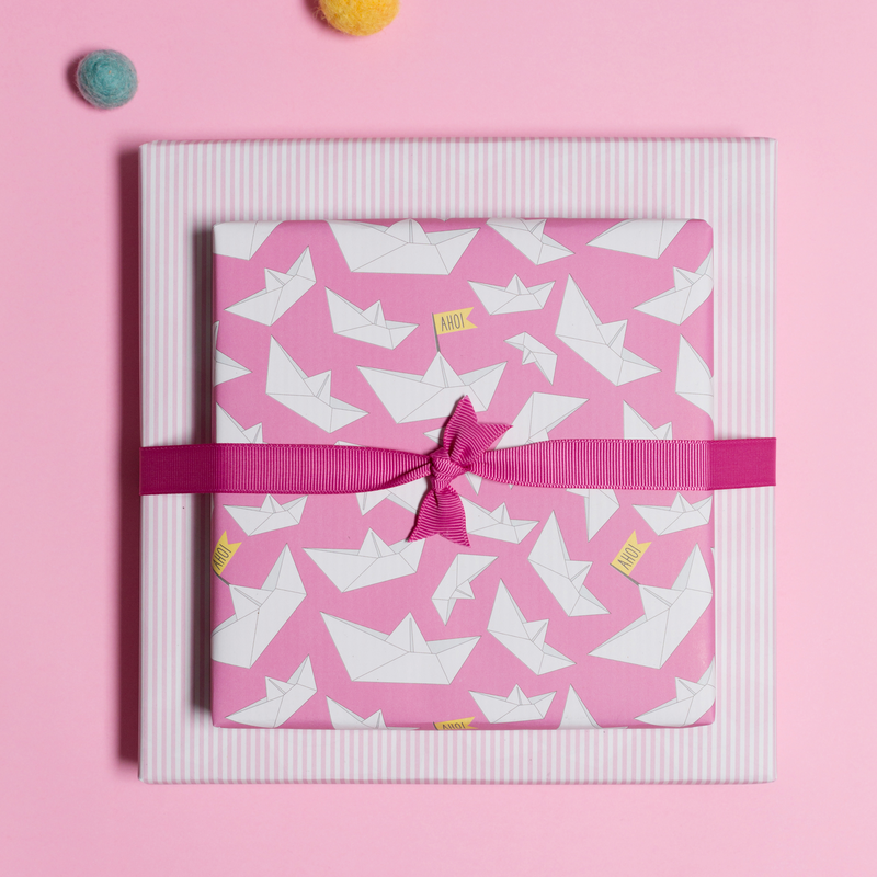 Pink indpakningspapir med papirbåde og striber - lyserødt indpakningspapir med papirbådmønster, ideelt til børns fødselsdag, dåb, fødsel.