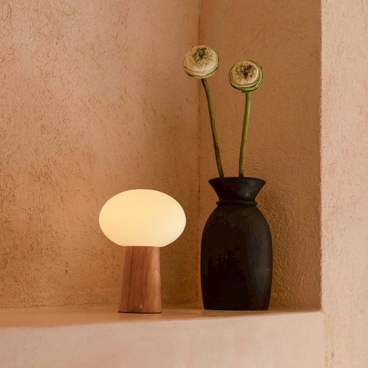 Max Hellbraune kabellose Tischlampe aus Holz