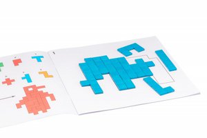 Templates Pentominoes Square quintuplets Promotion of spatial imagination