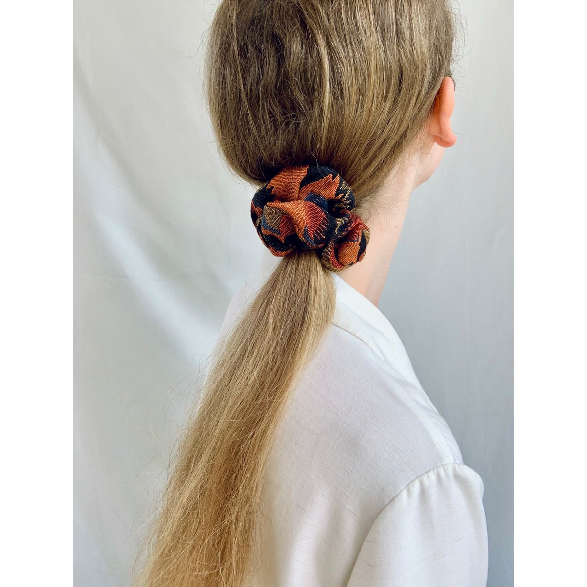 Scrunchie - Jacquard di fiori scuri - Riciclato