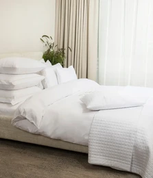 Bianchetto da letto sateeno con ricamo "Vilnius Heart" bianco ottico
