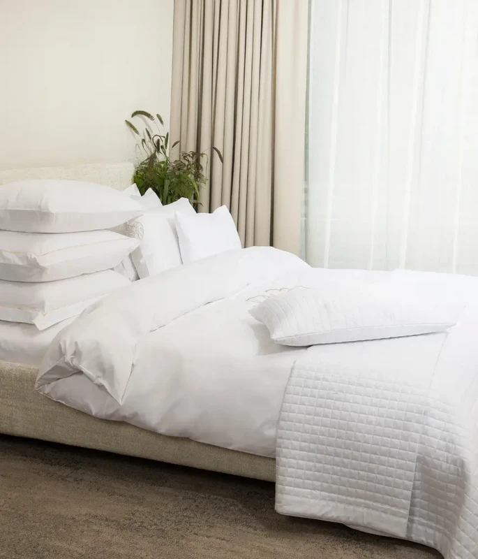Bianchetto da letto sateeno con ricamo "Vilnius Heart" bianco ottico