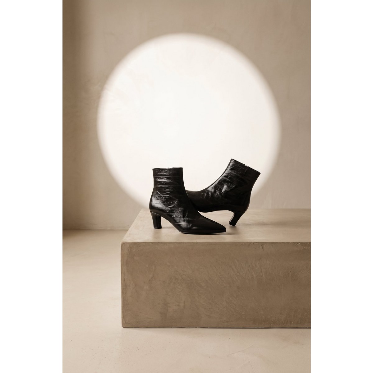 DINA BLACK – Leren laarzen met hak en palingtextuur