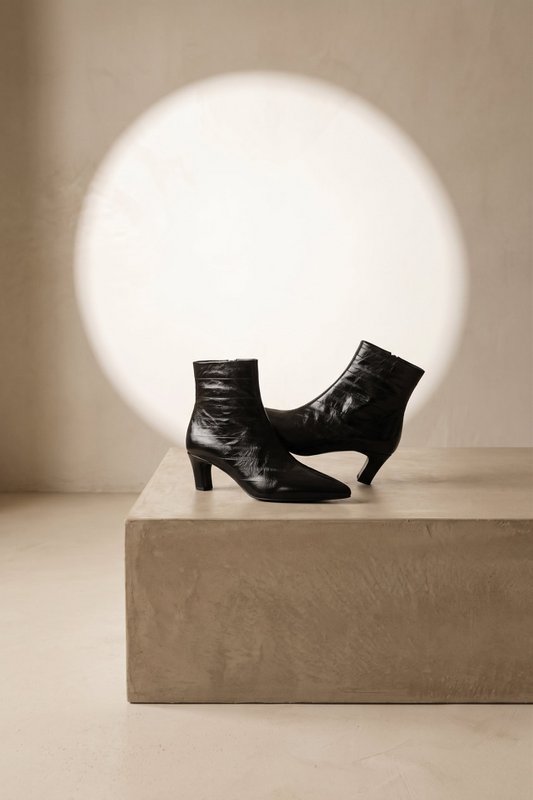 DINA BLACK – Leren laarzen met hak en palingtextuur