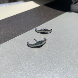 Ear Cuff in argento dal design fluido e minimalista, un paio
