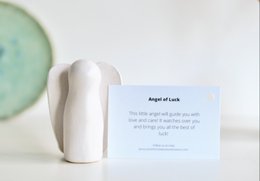 Ángel lleno de felicidad hecho de cerámica.