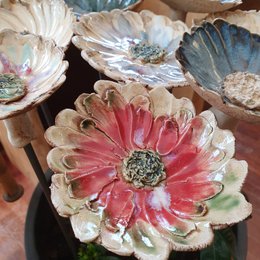 Blossom dream, D= 13 - 16 cm, blandede farver, havepæle, blomst, håndarbejde, keramik, unik, stentøj, gave, bryllup, fødselsdag