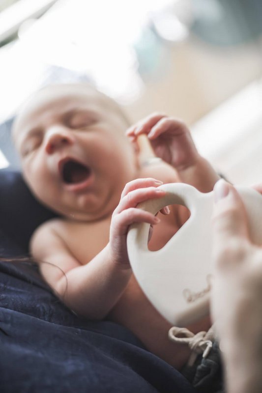 Baby rangle gribe legetøj "tæt på hjertet" | træ rangle | Babylegetøj lavet af egnstræ | baby rangle | Lydlegetøj fra 1 år | 100% lavet i Tyskland