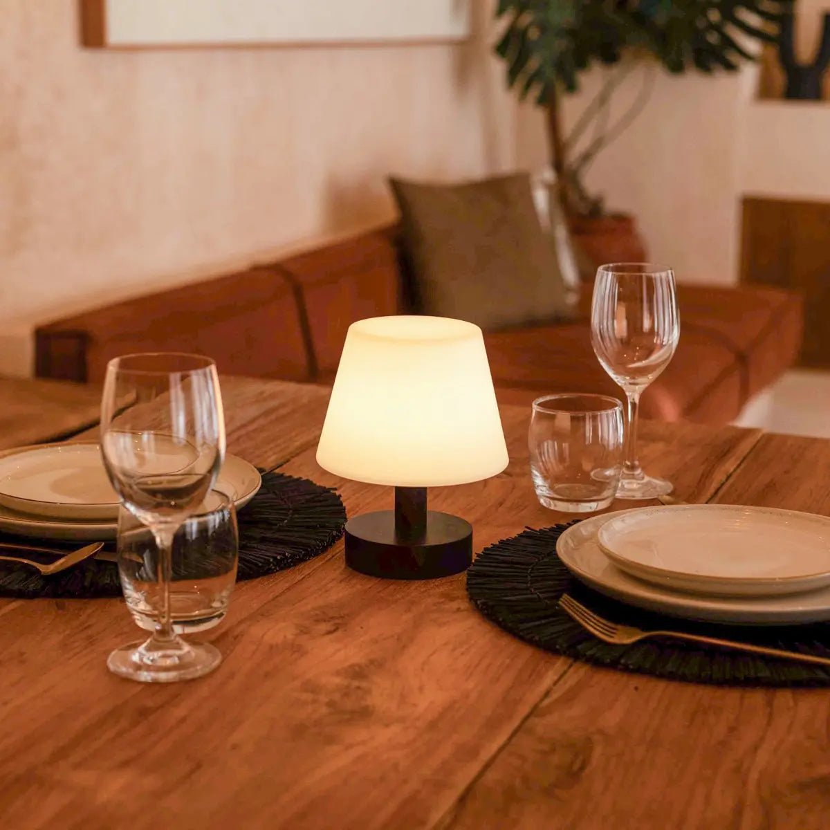 Lampada da tavolo ricaricabile Teddy in legno nero