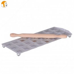 Forma do ravioli do robienia 24 kwadratowych ravioli o wymiarach 47x47 mm z kwadratową kieszenią do napełniania